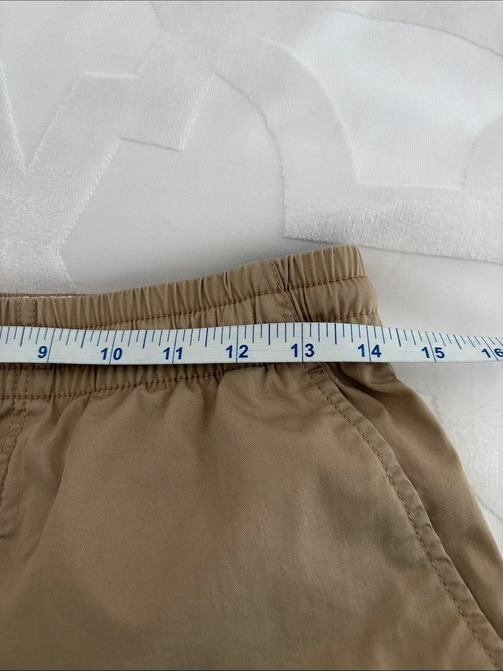 Men’s J. Crew Khaki Drawstring Athletic Shorts. Size Small
